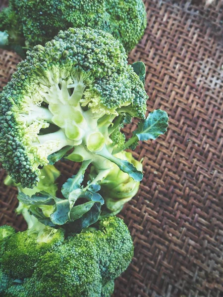 Brokoli Mentah Segar Pada Latar Belakang Kayu — Stok Foto