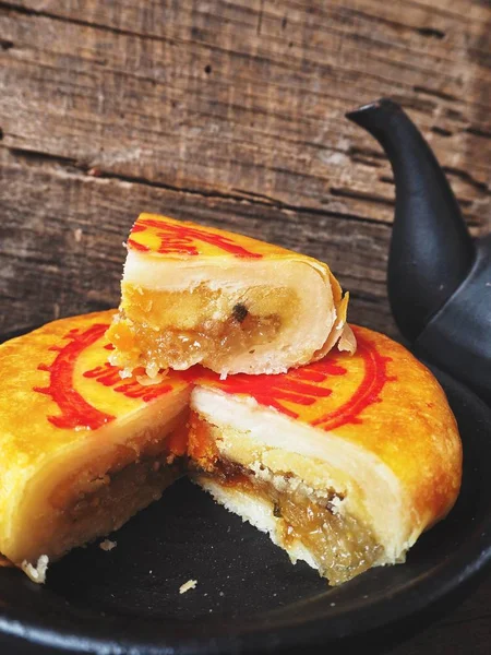 Chinees Gebak Cake Gesneden Bruin Houten Achtergrond — Stockfoto