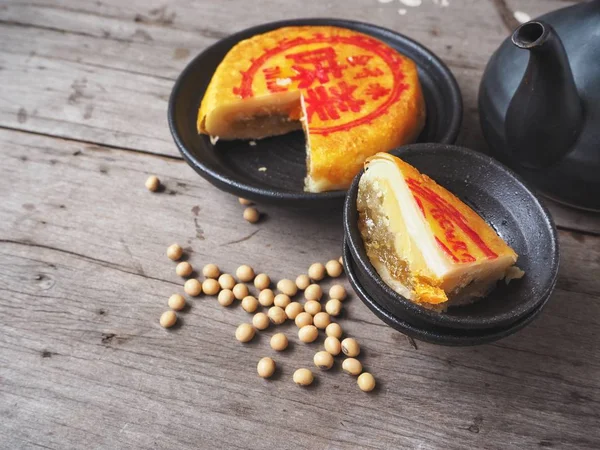 Çin Pasta Kek Kahverengi Ahşap Arka Plan Üzerine Dilimlenmiş — Stok fotoğraf