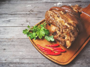 Ahşap Doğrama tahtası üzerinde kırmızı biber ile kızarmış domuz eti servis