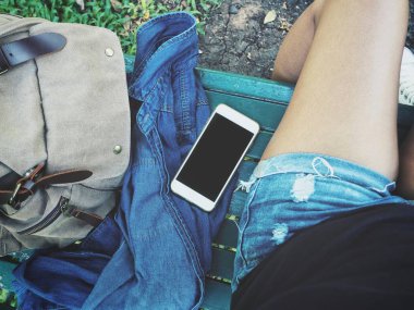 Sırt çantası ve akıllı telefon ile seyahat kadın