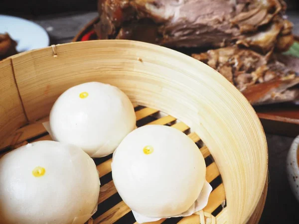 Chinesisches Essen Geschmortes Schweinefleisch Serviert Mit Brötchen — Stockfoto