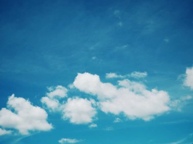 Mavi gökyüzü üzerinde beyaz kabarık bulutlar