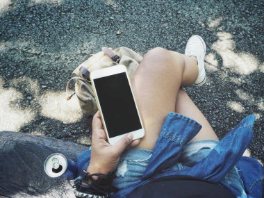 Sırt çantası ile seyahat akıllı telefon kullanan kadın