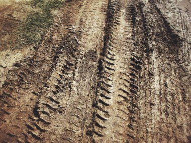 Kirli yol yüzeyinde tekerlek izi görünümü Kapat