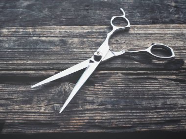 Eski ahşap arka plan üzerinde saç kesme Makası