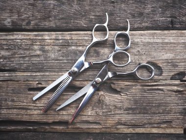 Eski ahşap arka plan üzerinde saç kesme Makası