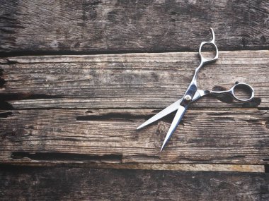 Eski ahşap arka plan üzerinde saç kesme Makası