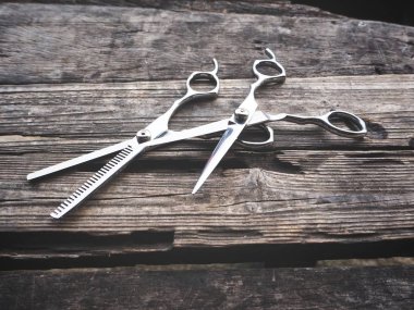 Ahşap arka plan üzerinde saç kesme Makası