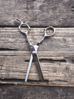 Eski ahşap arka plan üzerinde saç kesme Makası