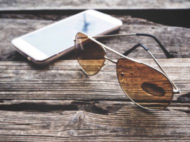 Güneş gözlüğü ile akıllı telefon