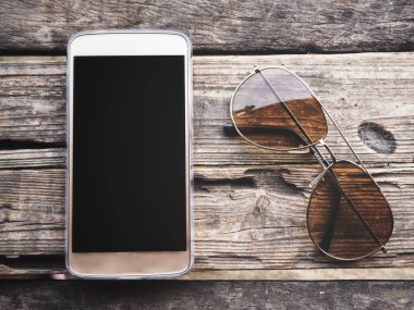 Güneş gözlüğü ile akıllı telefon