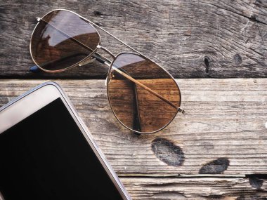 Güneş gözlüğü ile akıllı telefon