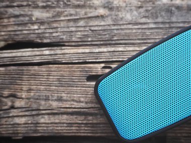 bluetooth hoparlör yükseltilmiş görünümünü ahşap yüzey üzerinde 