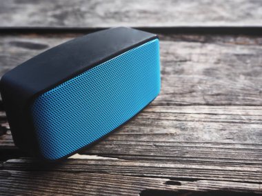 bluetooth hoparlör ahşap yüzey üzerinde seçici odak 