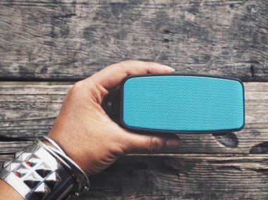 Bluetooth Hoparlör kullanan kadın