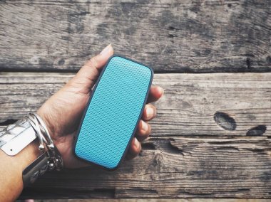 Bluetooth Hoparlör kullanan kadın