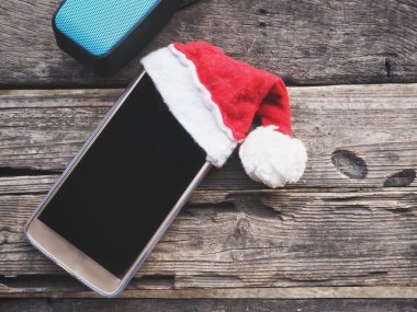 Akıllı telefon ve Noel şapka ile Bluetooth sözcü