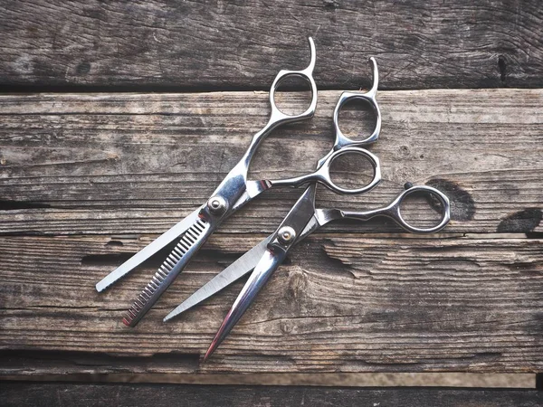 Eski ahşap arka plan üzerinde saç kesme Makası