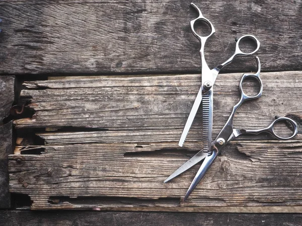 Eski ahşap arka plan üzerinde saç kesme Makası