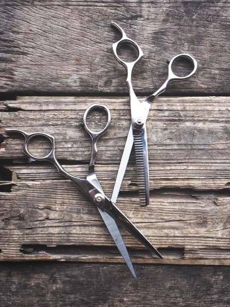 Eski ahşap arka plan üzerinde saç kesme Makası