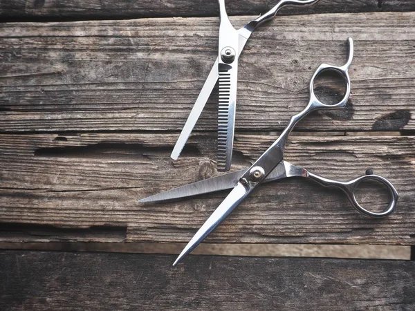 Eski ahşap arka plan üzerinde saç kesme Makası