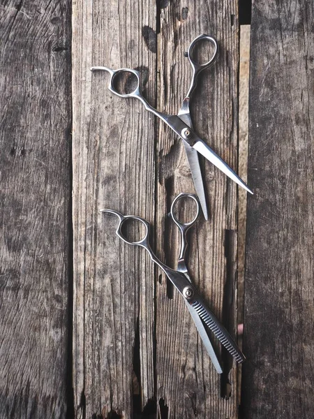 Ahşap arka plan üzerinde saç kesme Makası