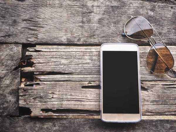 Teléfono inteligente con gafas de sol — Foto de Stock