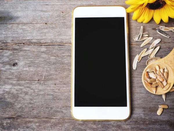 Ayçiçeği tohumları ile akıllı telefon