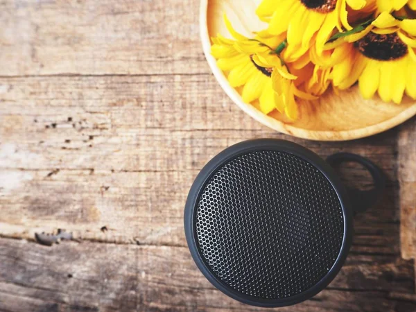 Bluetooth speaker with flowers — Stock Photo, Image