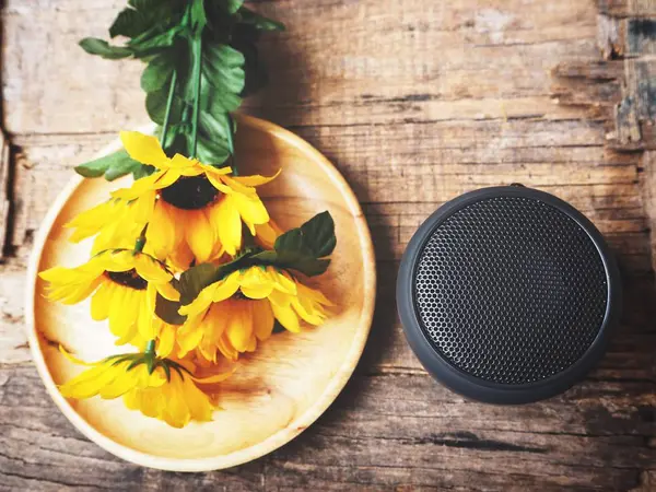 Bluetooth speaker with flowers — Stock Photo, Image