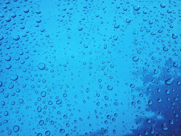 Gota de agua sobre fondo azul —  Fotos de Stock