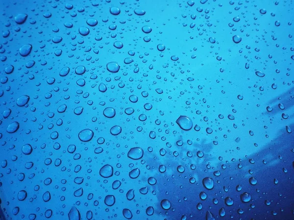 Σταγόνα νερού σε μπλε φόντο — Φωτογραφία Αρχείου