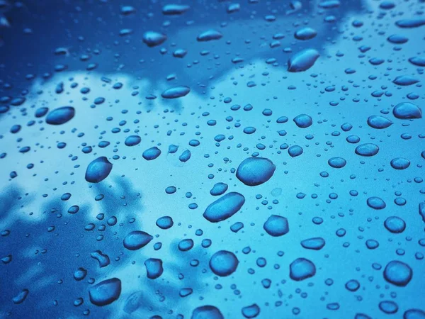 Gota de agua sobre fondo azul — Foto de Stock