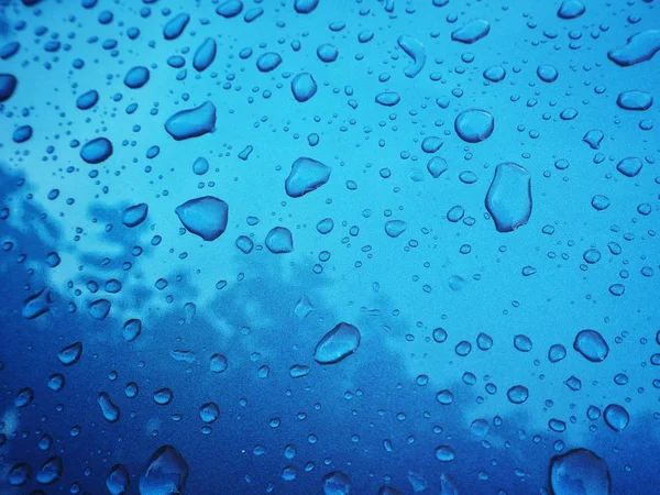 Gota de agua sobre fondo azul — Foto de Stock