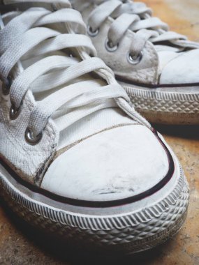 Beyaz spor ayakkabılarını kapat.