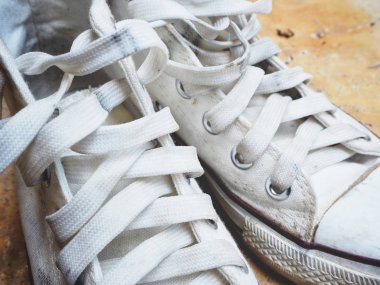 Beyaz spor ayakkabılarını kapat.