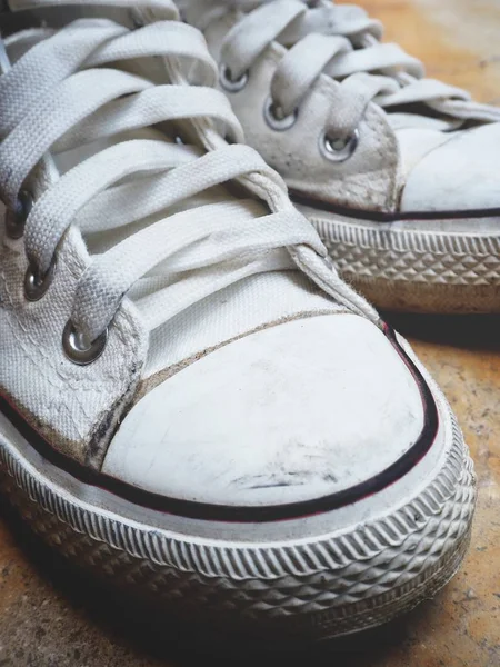 Крупним планом білі кросівки — стокове фото