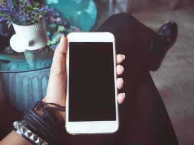 Modern smartphone kullanan kadın görünümü Kapat