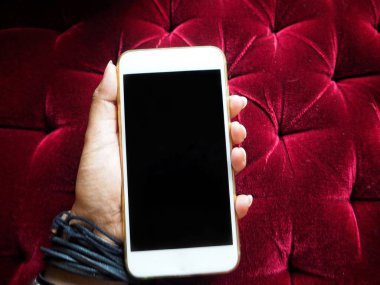 Beyaz smartphone tutan kadın görünümü Kapat