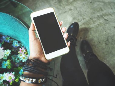 Modern smartphone kullanan kadın görünümü Kapat