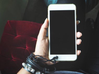 Modern smartphone kullanan kadın görünümü Kapat