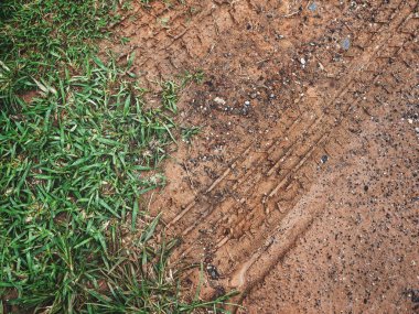 Kirli yol yüzeyinde tekerlek izi görünümü Kapat