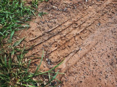 Kirli yol yüzeyinde tekerlek izi görünümü Kapat