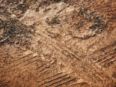 Kirli yol yüzeyinde tekerlek izi görünümü Kapat