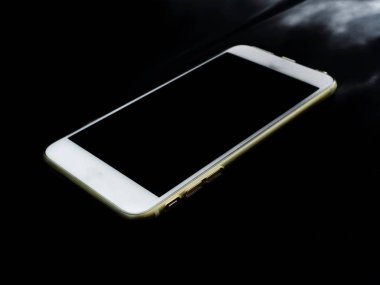 Siyah arkaplanda akıllı telefon