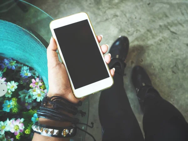 Modern smartphone kullanan kadın görünümü Kapat