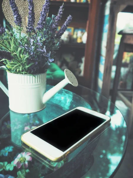 Teléfono Inteligente Con Flores Mesa — Foto de Stock