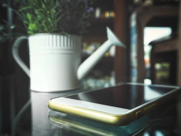 Teléfono Inteligente Con Flores Mesa — Foto de Stock