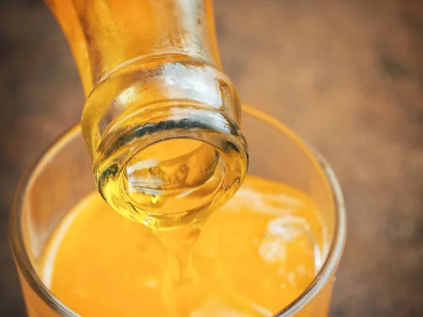 ボトルと冷たい新鮮なオレンジ ジュースのガラス — ストック写真